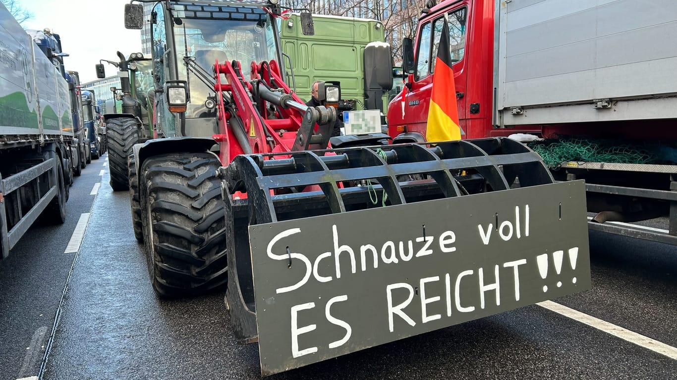 Klare Botschaft auf der Bauern-Demo in Hamburg: Viele hier sind mit der aktuellen Regierung nicht zufrieden.