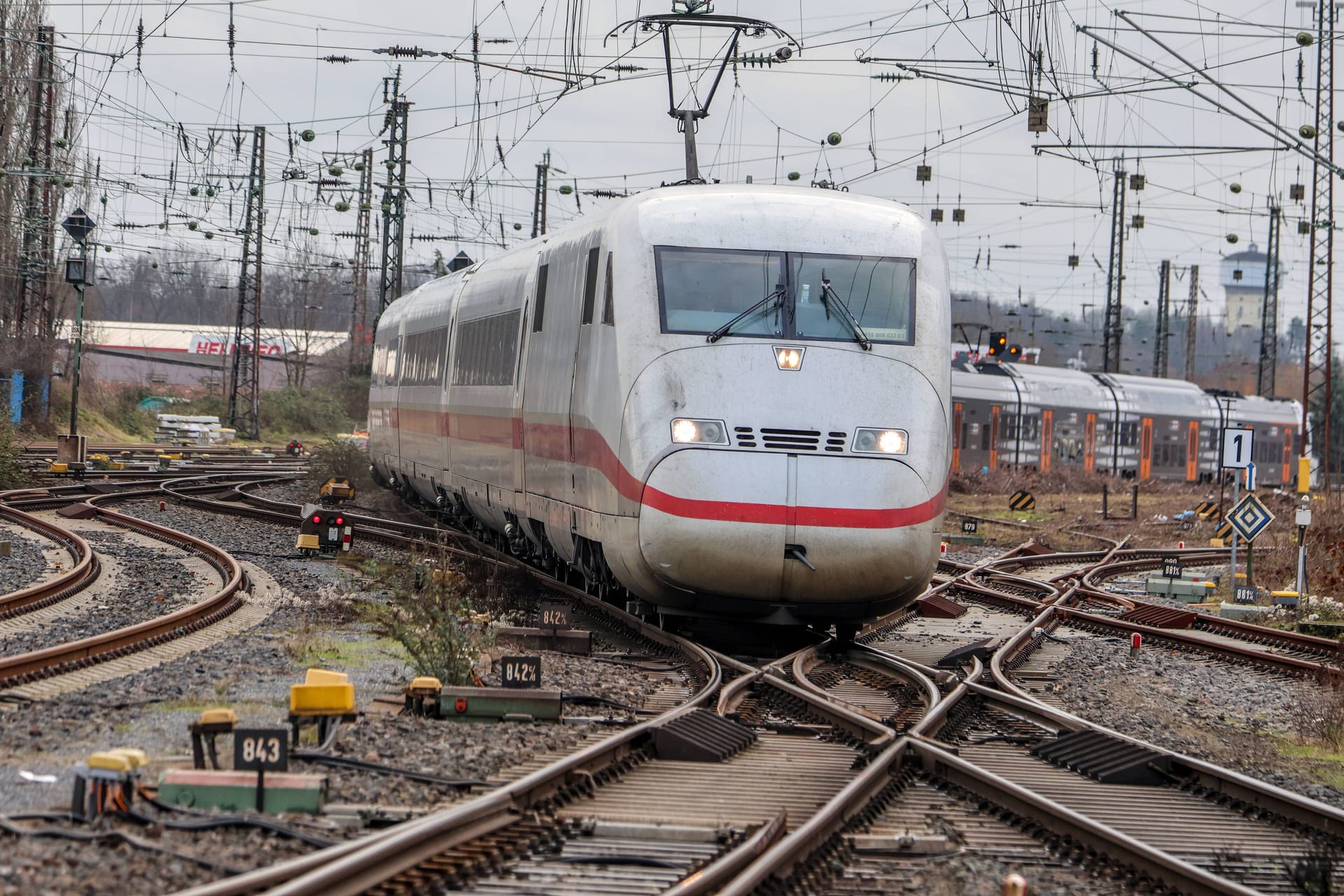 Intercity in NRW (Symbolfoto): Im Ruhrgebiet wird wieder einmal an den Schienen gebaut.