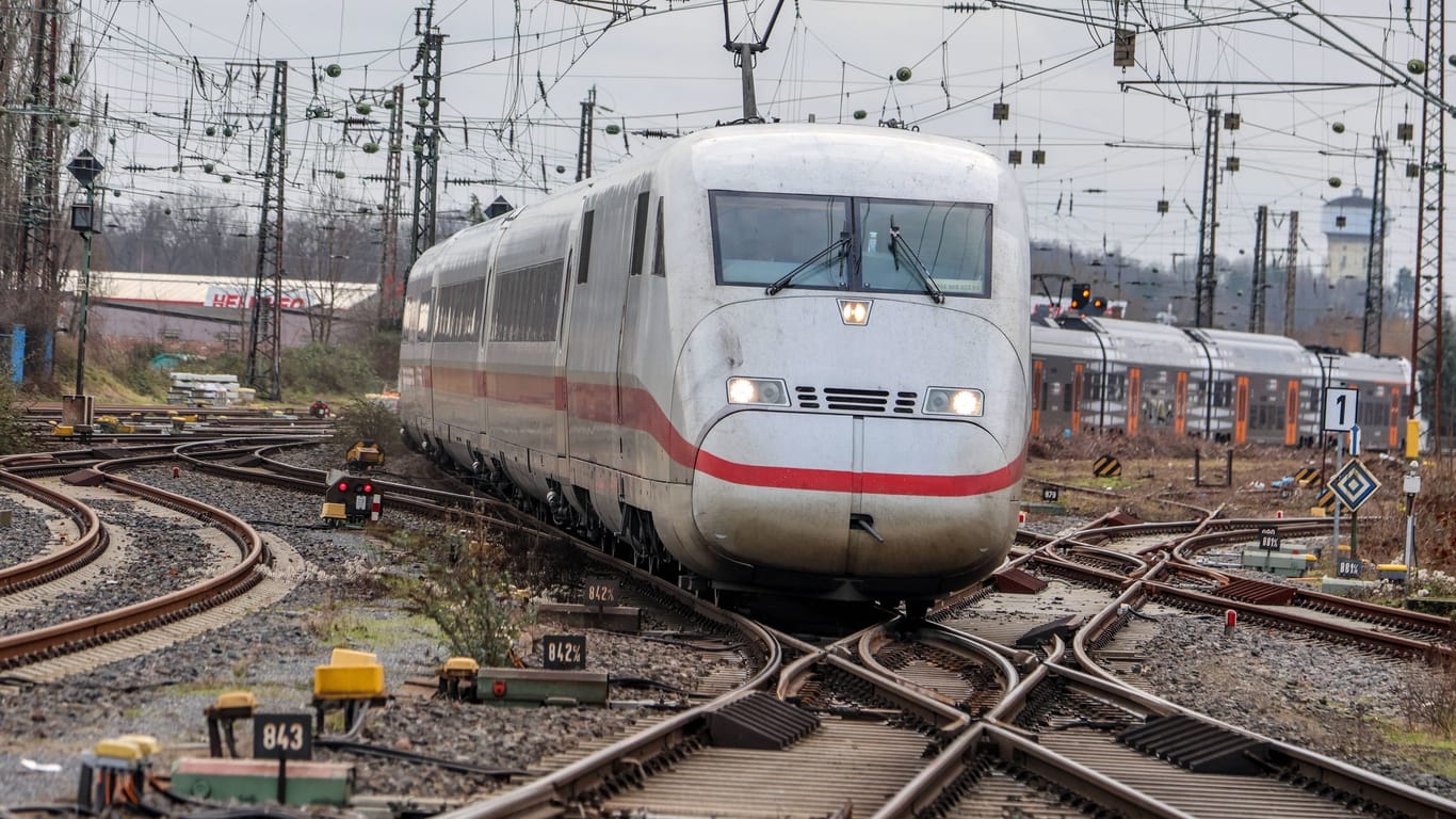 Intercity in NRW (Symbolfoto): Im Ruhrgebiet wird wieder einmal an den Schienen gebaut.