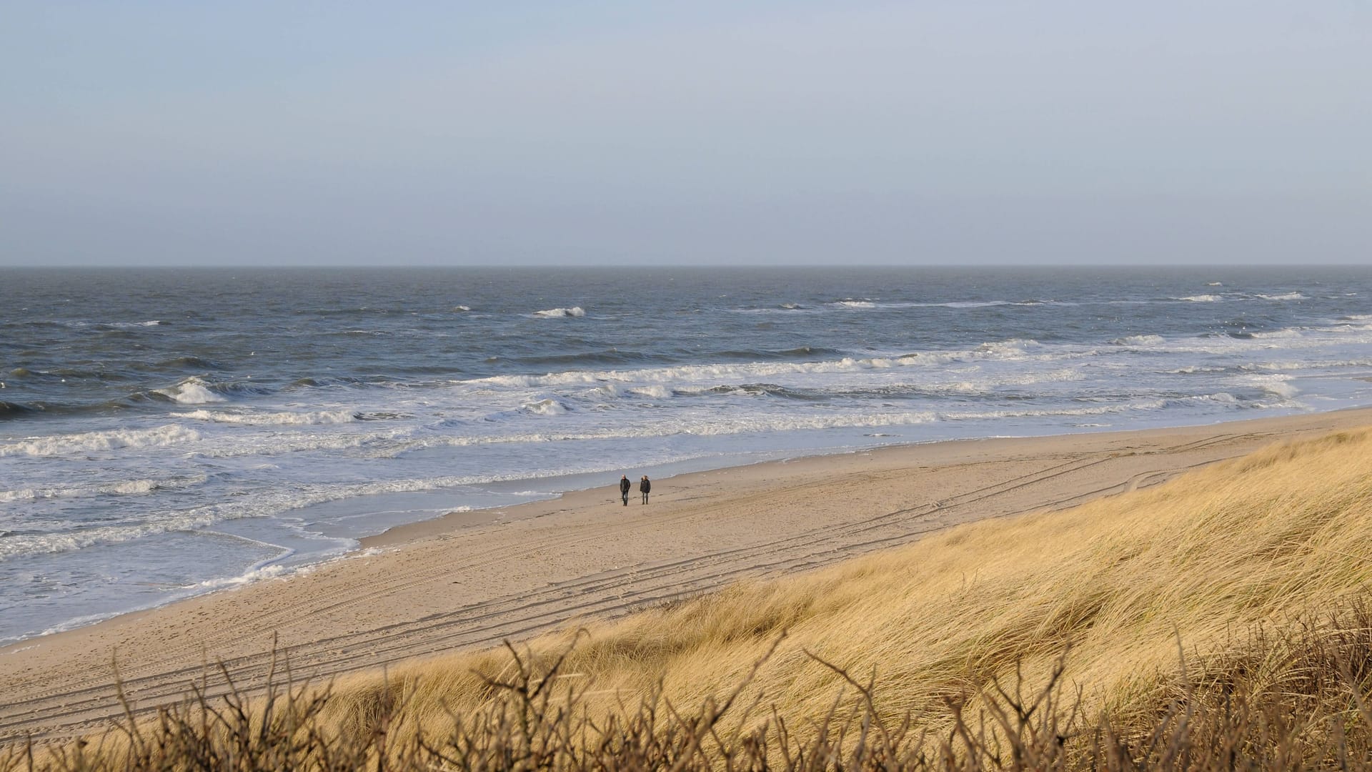 Spaziergänger im Winter am Strand von Sylt (Archivbild): Die Nordsee bietet noch viele Gelegenheiten für einen spontanen Trip.