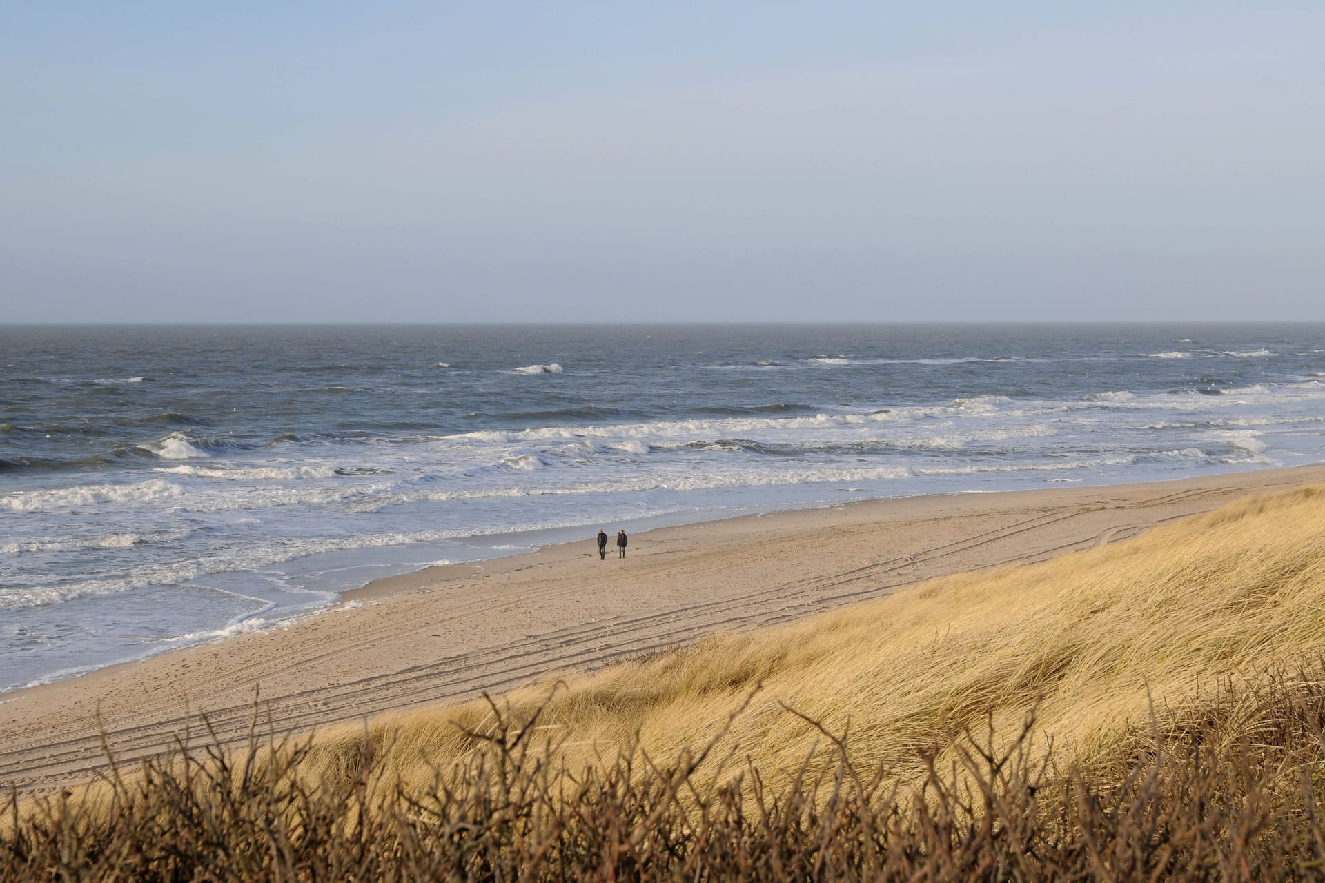 Spaziergänger im Winter am Strand von Sylt (Archivbild): Die Nordsee bietet noch viele Gelegenheiten für einen spontanen Trip.