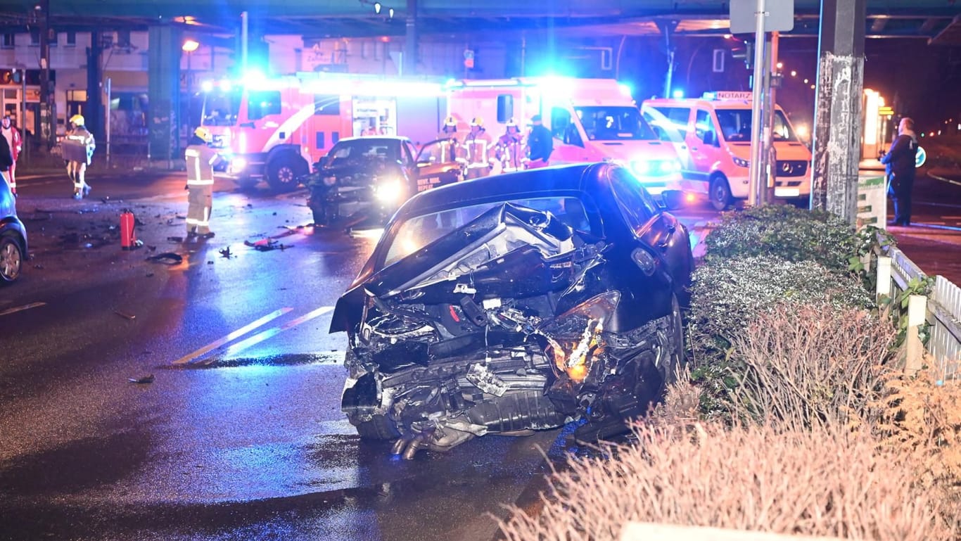 Trümmerfeld nach einem Unfall in Pankow: Zwei Autos waren zusammengestoßen.