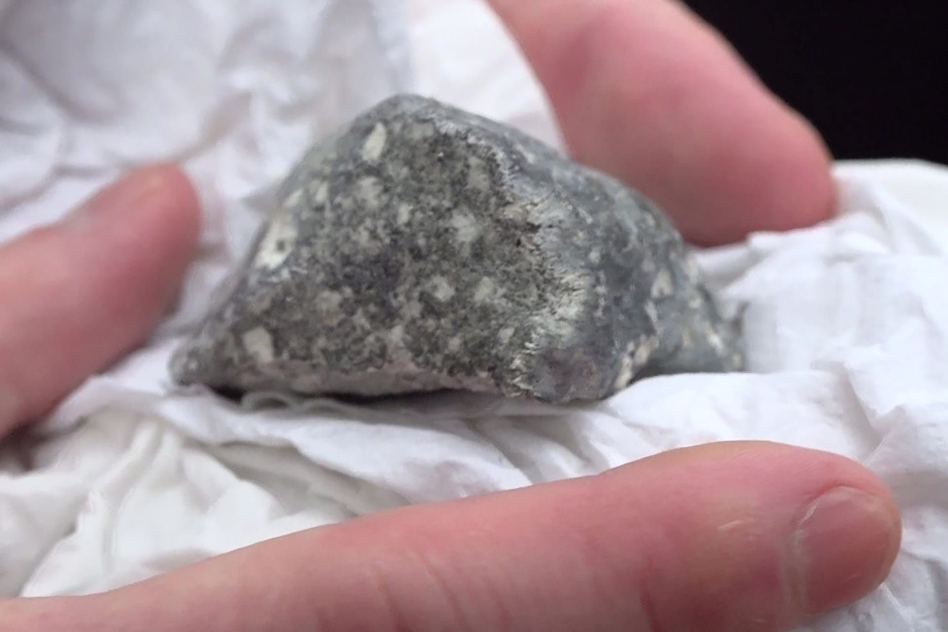 Gefundenes Meteoritenteil