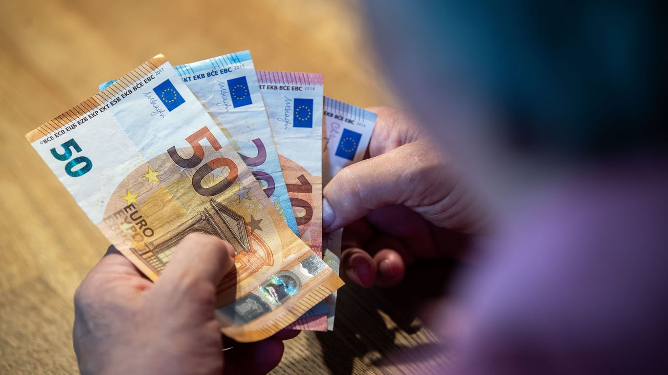 Rentner sitzt an einem Tisch und zählt Geld (Symbolbild): Im Schnitt beläuft sich der Grundrentenzuschlag auf 86 Euro im Monat.