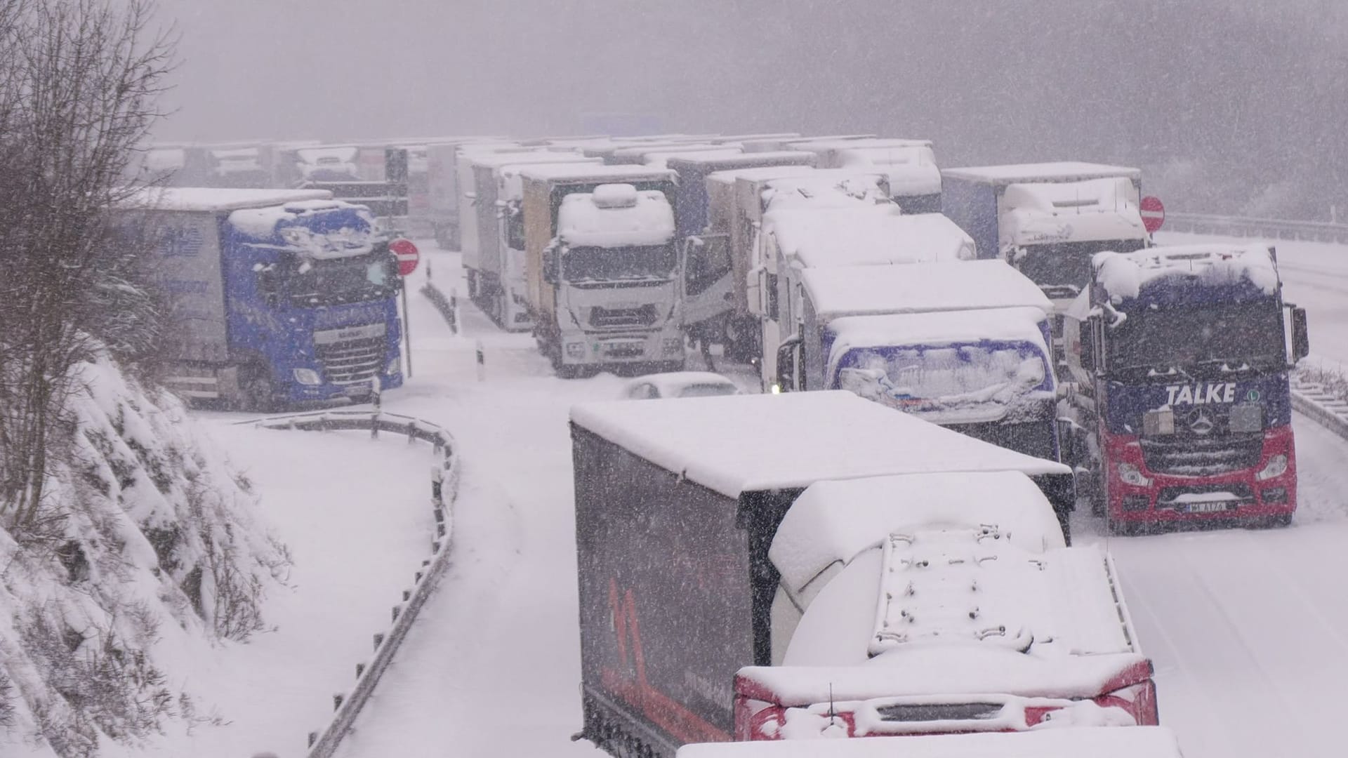 Lastwagen bleiben im Schnee stecken