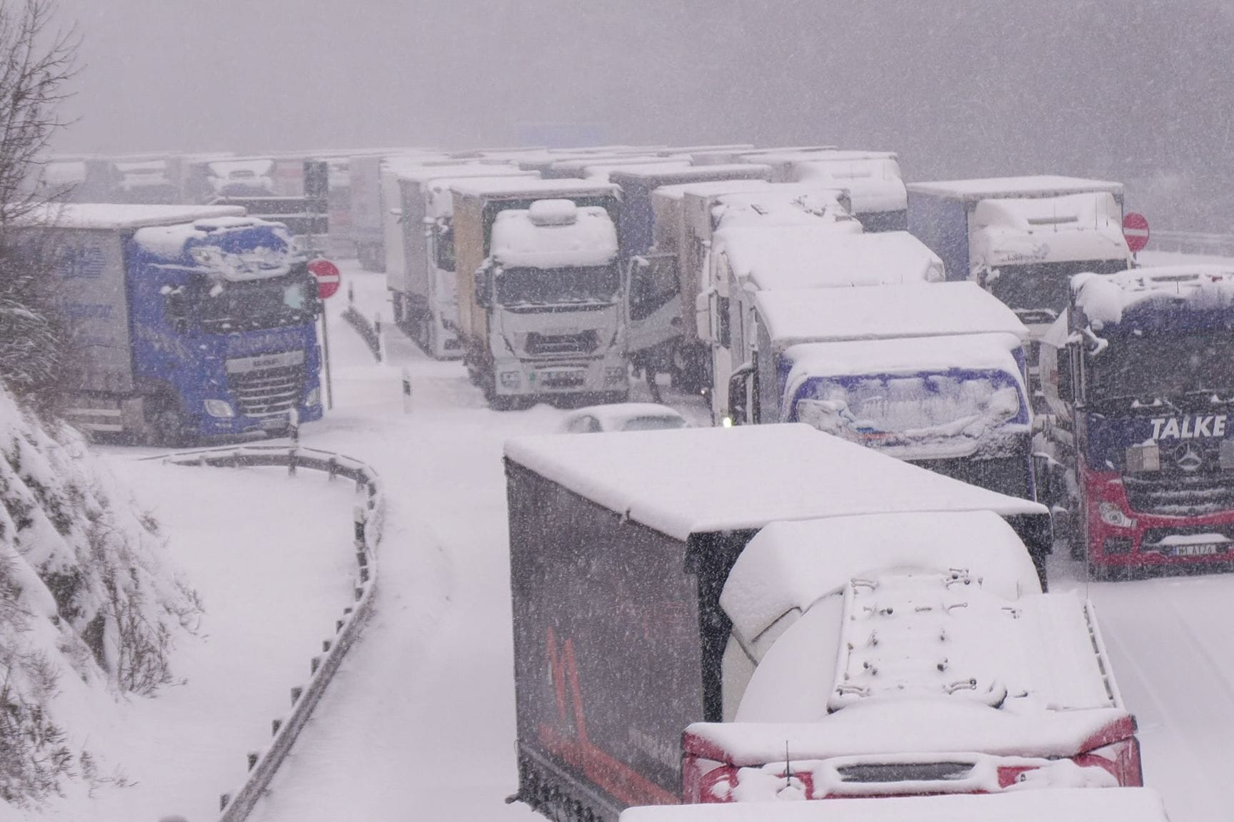 Lastwagen bleiben im Schnee stecken