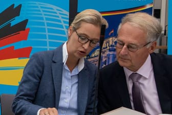 Alice Weidel (l.) und Roland Hartwig bei einer Pressekonferenz (Archivbild).