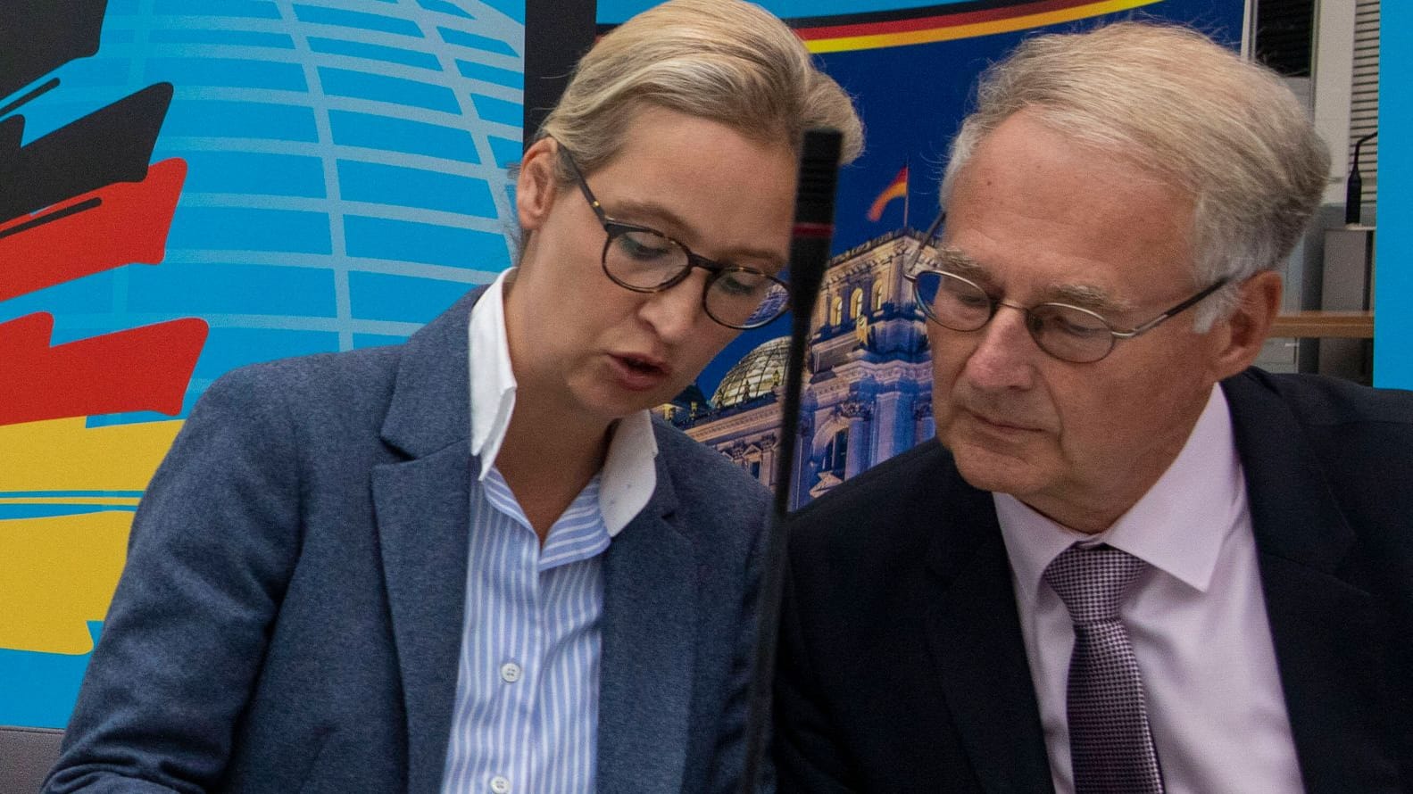 Alice Weidel (l.) und Roland Hartwig bei einer Pressekonferenz (Archivbild).