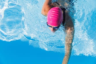 Eine Frau in einem Schwimmbecken (Symbolfoto): Eine 99-jährige Kanadierin ist in Rekordzeit geschwommen.