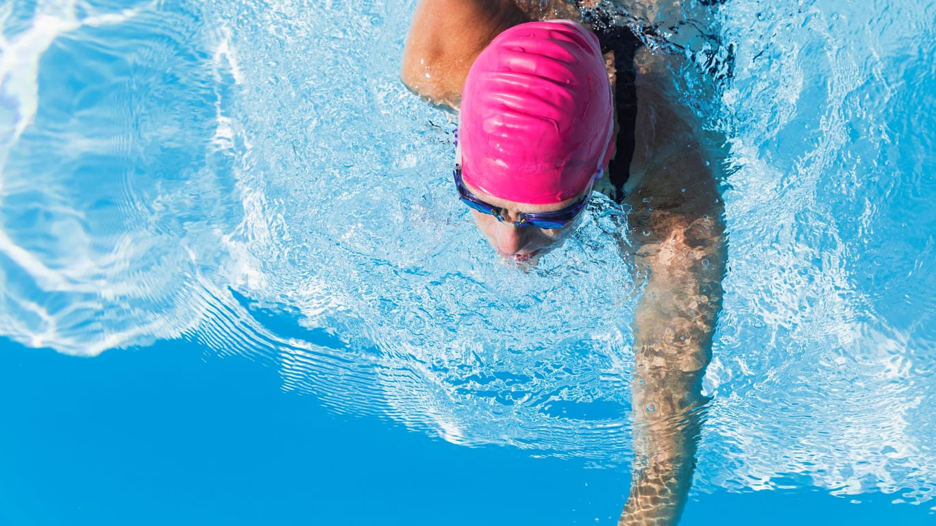 Eine Frau in einem Schwimmbecken (Symbolfoto): Eine 99-jährige Kanadierin ist in Rekordzeit geschwommen.