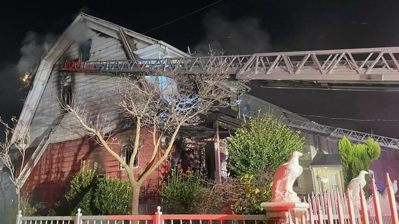 Das fast vollständig ausgebrannte Haus nach den Löscharbeiten. Über einhundert Feuerwehrleute waren bei den Löscharbeiten im Einsatz.