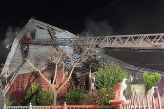 Das fast vollständig ausgebrannte Haus nach den Löscharbeiten. Über einhundert Feuerwehrleute waren bei den Löscharbeiten im Einsatz.