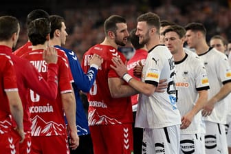 Deutsche und Schweizer Nationalspieler begrüßen sich: Was übergeben sich die Spieler beim Handschlag vor dem Spiel?