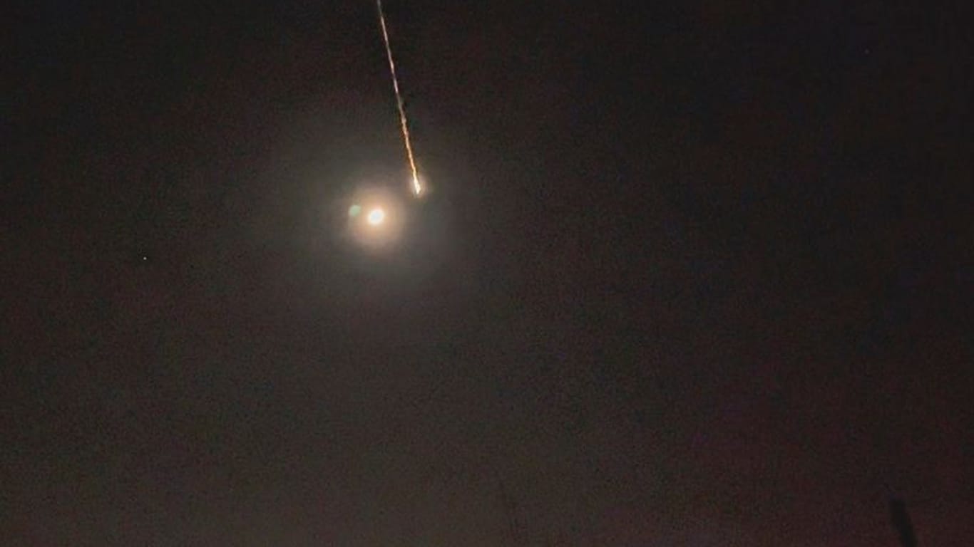 Ein Asteroid tritt in der Nacht nahe Berlin in die Atmosphäre (Archivbild): Wurde der Weltall-Brocken nun gefunden?