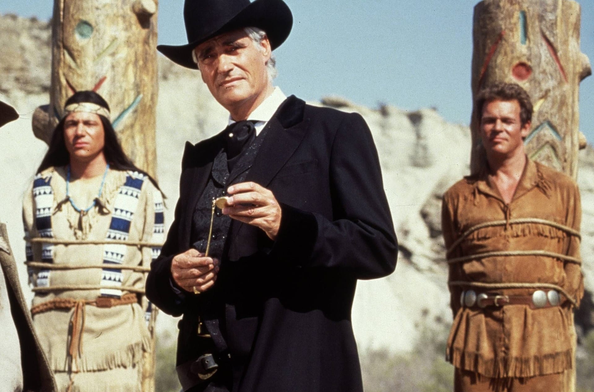 Michael Bully Herbig als Apachenhäuptling Abahachi (l.) und sein Blutsbruder Ranger (Christian Tramitz, r.) mit Bösewicht Santa Maria (Sky DuMont, M.) im ersten Teil.