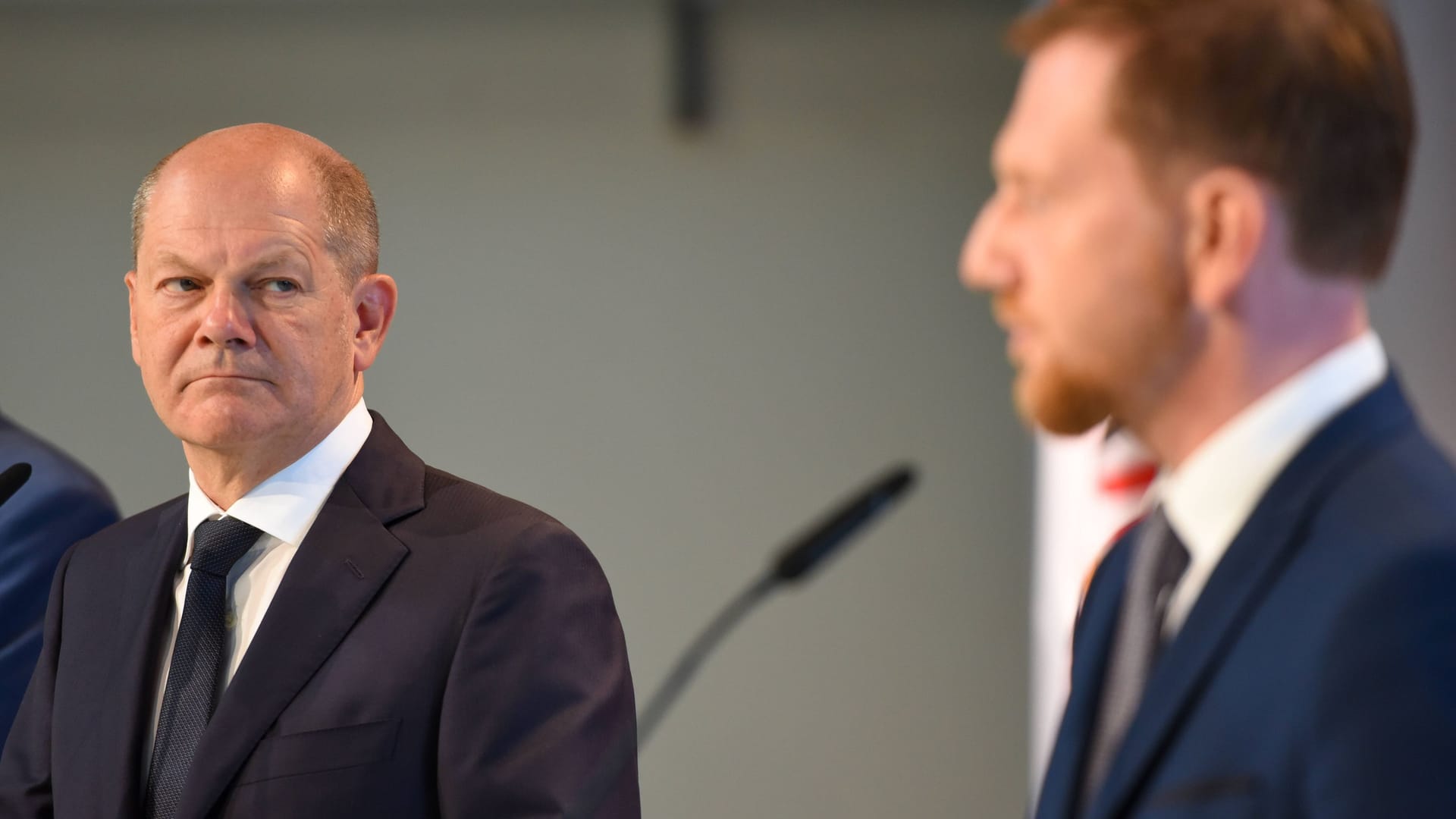 Kanzler Olaf Scholz (l.) und Michael Kretschmer (Archivbild):