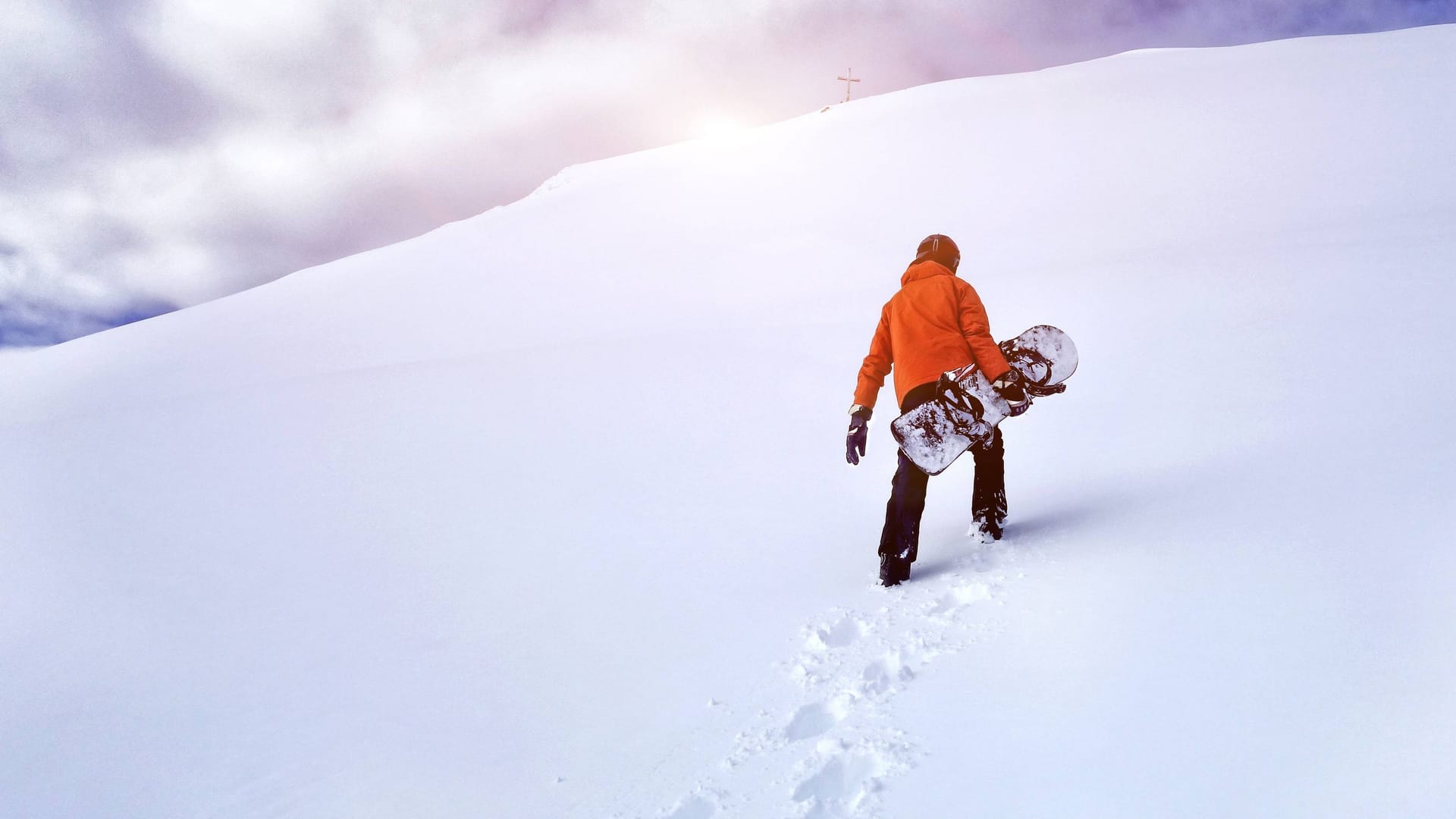 Snowboarder auf einem Berg (Symbolbild): Bei einer Auseinandersetzung schlug ein 18-Jähriger mit seinem Brett zu. Snowboarder auf einem Berg (Symbolbild): Bei einer Auseinandersetzung schlug ein 18-Jähriger mit seinem Brett zu.