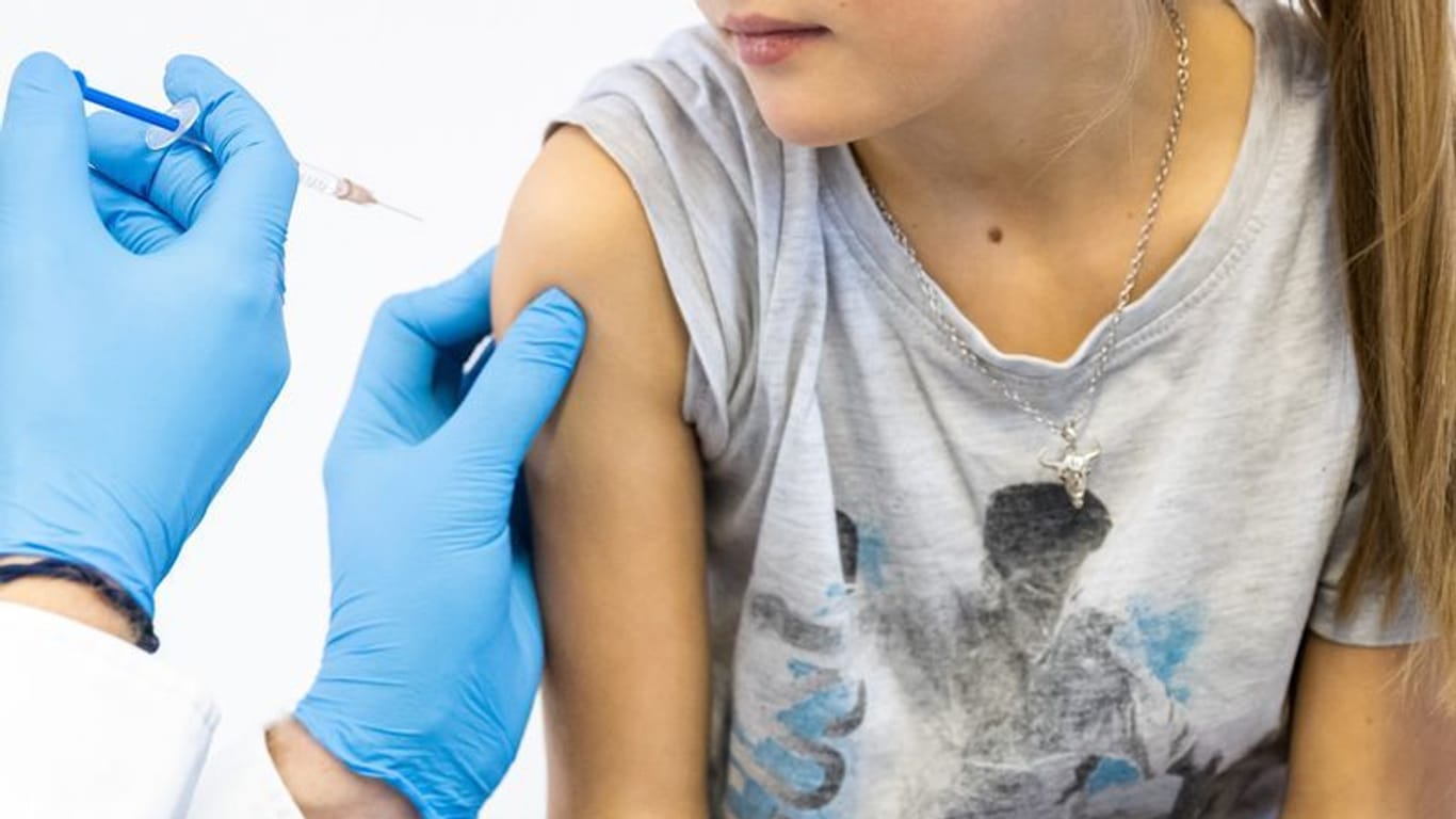 Impfung: Mädchen und Jungen sollten in jungen Jahren gegen HP-Viren geimpft werden.