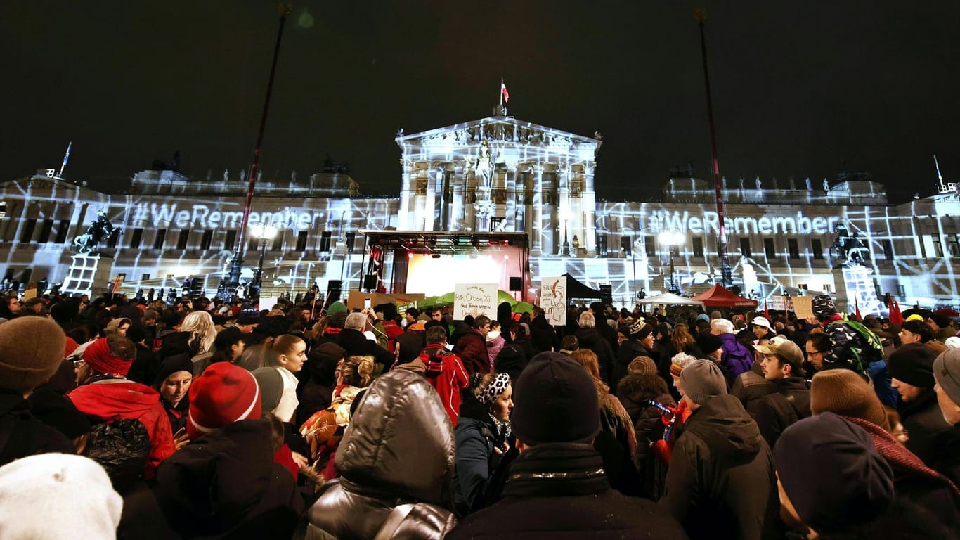 Kundgebung in Wien unter dem Motto "Demokratie verteidigen": Organisiert haben den Protest Black Voices Austria, Fridays for Future und die Plattform für eine menschliche Asylpolitik.