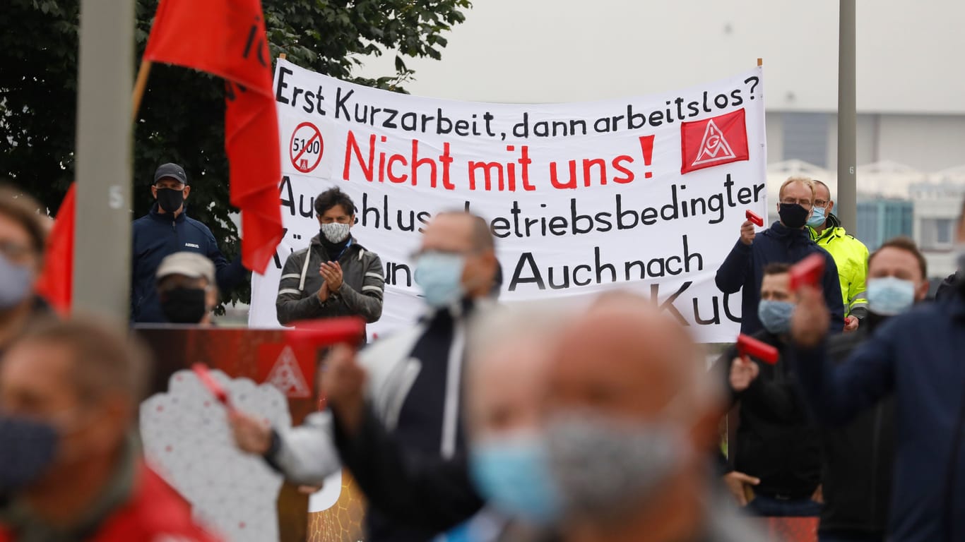 Airbus-Mitarbeiter in Finkenwerder protestieren im September 2020 gegen Stellenstreichungen (Archivfoto): Die Arbeitslosigkeit ist in Deutschland gestiegen und mit ihr auch die Zahl der Menschen, die das als politisches Problem begreifen.