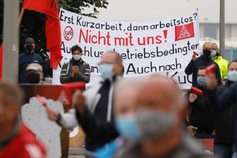 Airbus-Mitarbeiter in Finkenwerder protestieren im September 2020 gegen Stellenstreichungen (Archivfoto): Die Arbeitslosigkeit ist in Deutschland gestiegen und mit ihr auch die Zahl der Menschen, die das als politisches Problem begreifen.