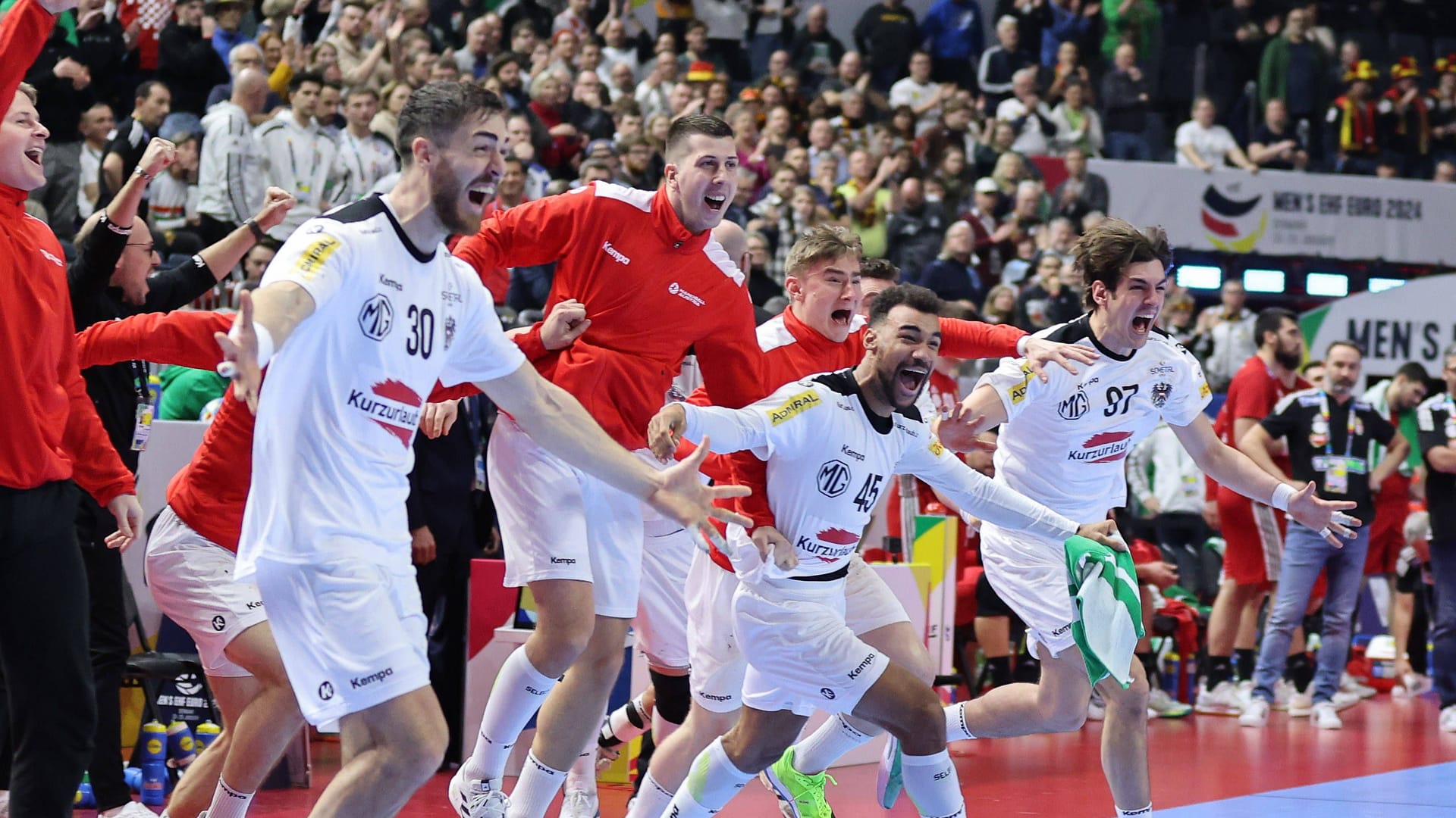 Österreichs Handballer jubeln über den nächsten Sieg.