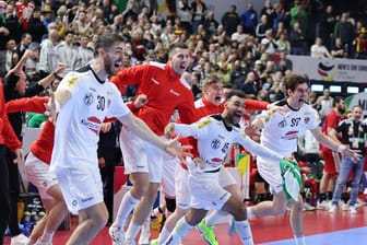 Österreichs Handballer jubeln über den nächsten Sieg.