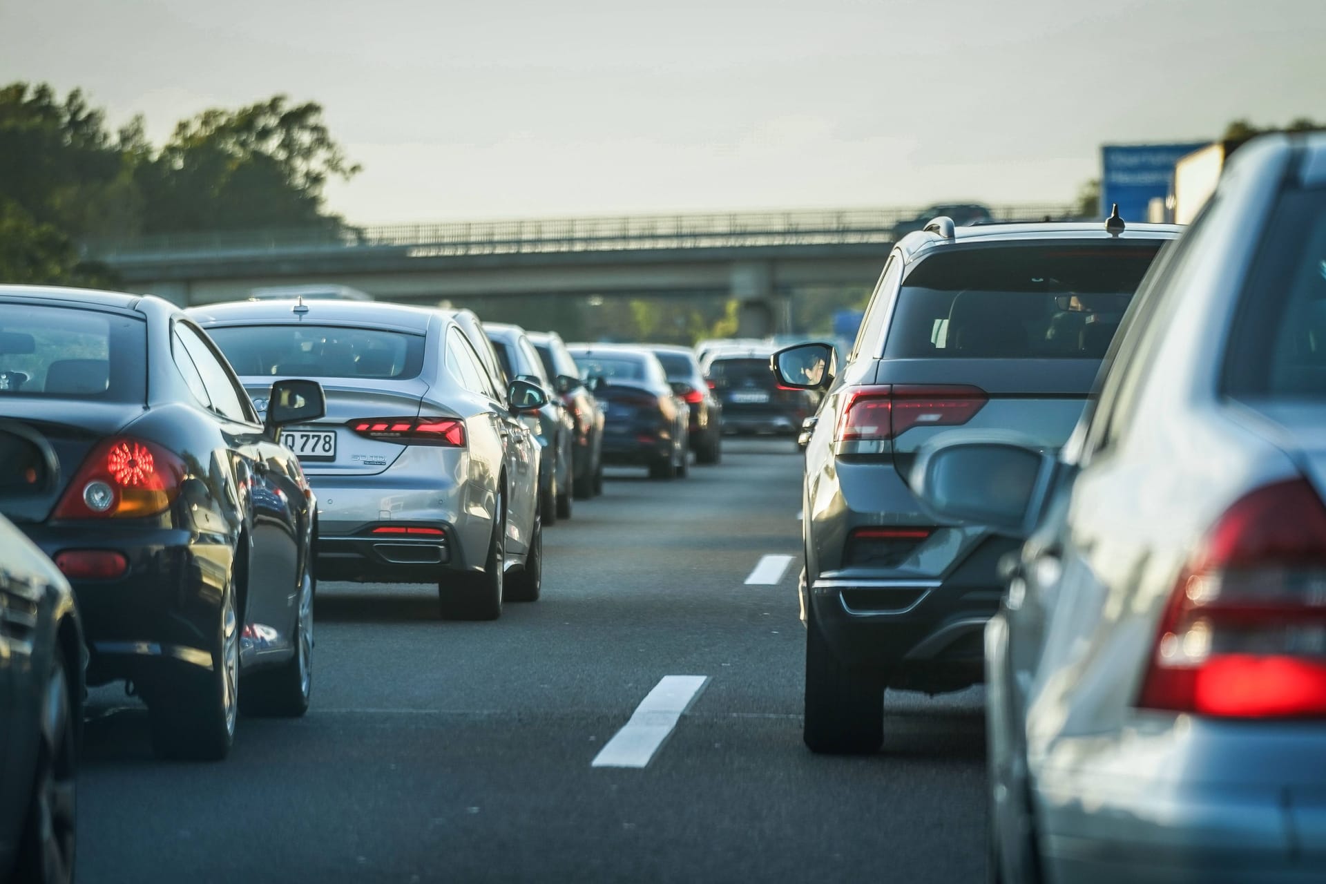 Stau auf der Autobahn (Symbolbild): Der Verkehr wird vor der Unfallstelle abgeleitet.