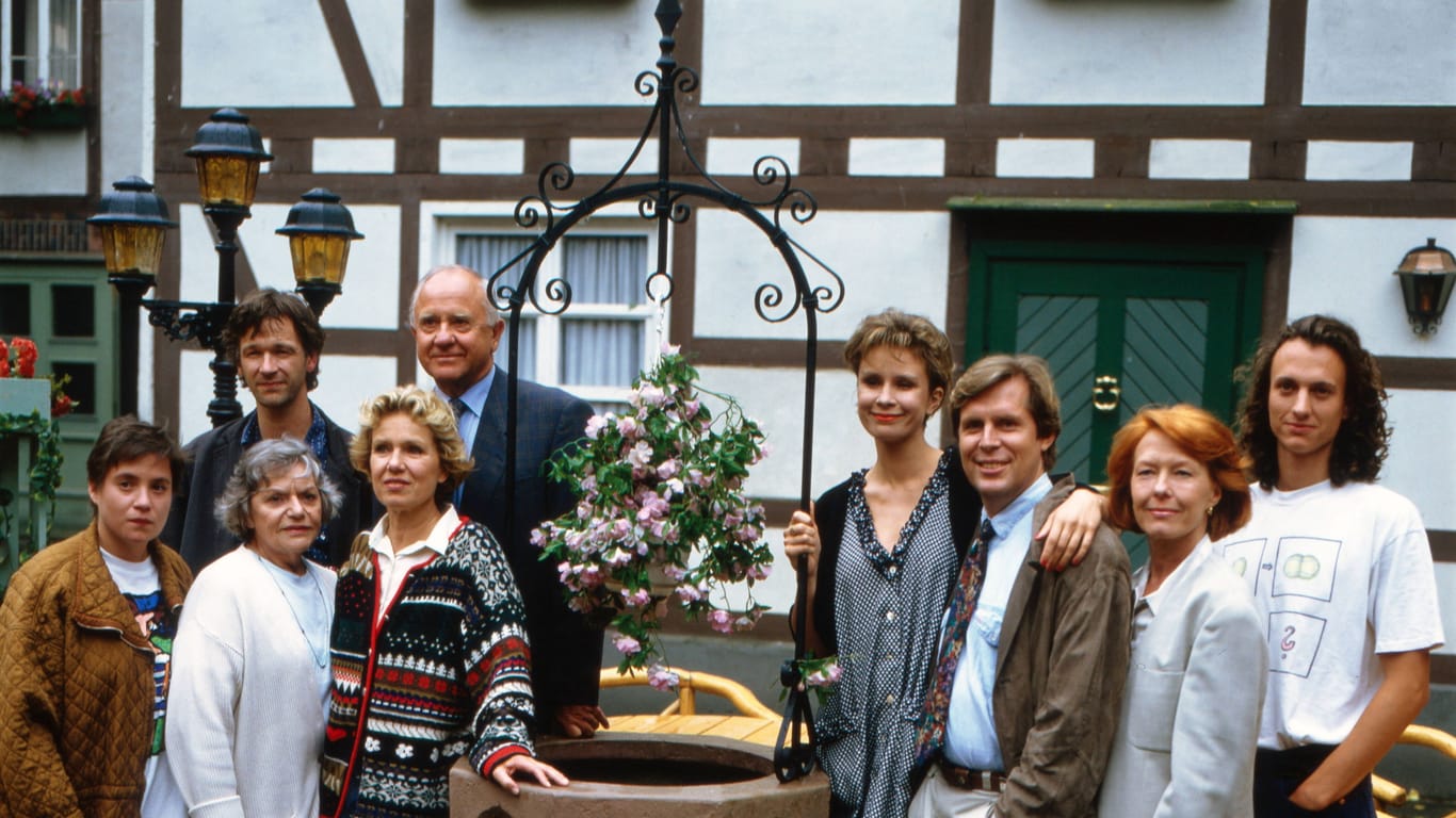 Die Schauspieler von "Diese Drombuschs" vor der Bundenmühle (Archivfoto): Die ZDF-Show war in den 80igern und 90igern ein Hit.