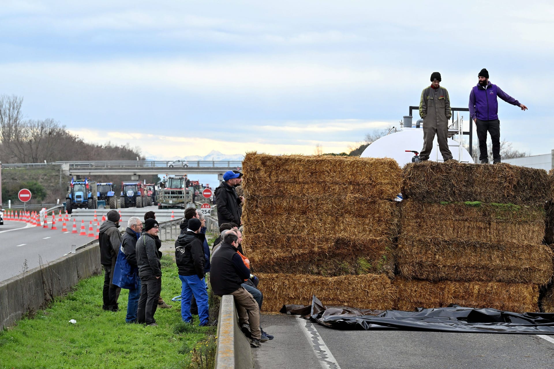 Straßenblockade von französischen Bauern in Toulouse: Bei einem Unfall am Rande der Proteste ist eine Frau getötet worden.