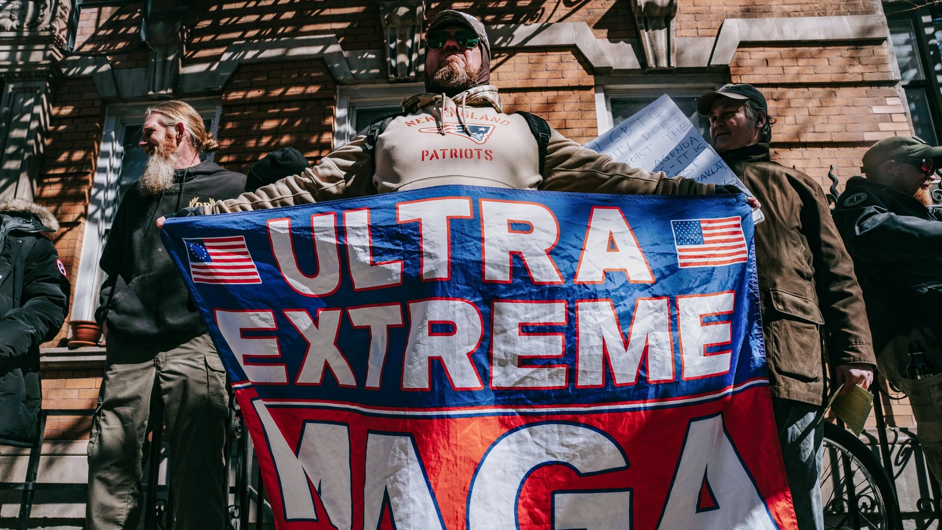 Trumpist und Extremist: Ein Anhänger der Proud Boys protestiert gegen Dragqueens (Archivbild).