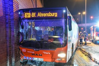 Wegen Glatteis: Ein Bus ist in Ahrensburg gegen eine Mauer gefahren.
