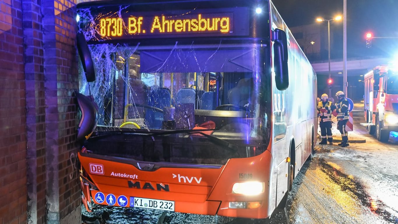 Wegen Glatteis: Ein Bus ist in Ahrensburg gegen eine Mauer gefahren.