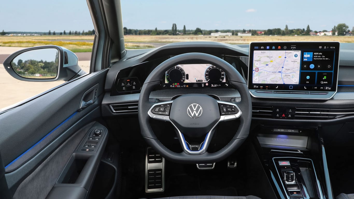 Freistehendes Zentraldisplay, Tasten am Lenkrad: Nach heftiger Kritik hat VW den Innenraum überarbeitet.