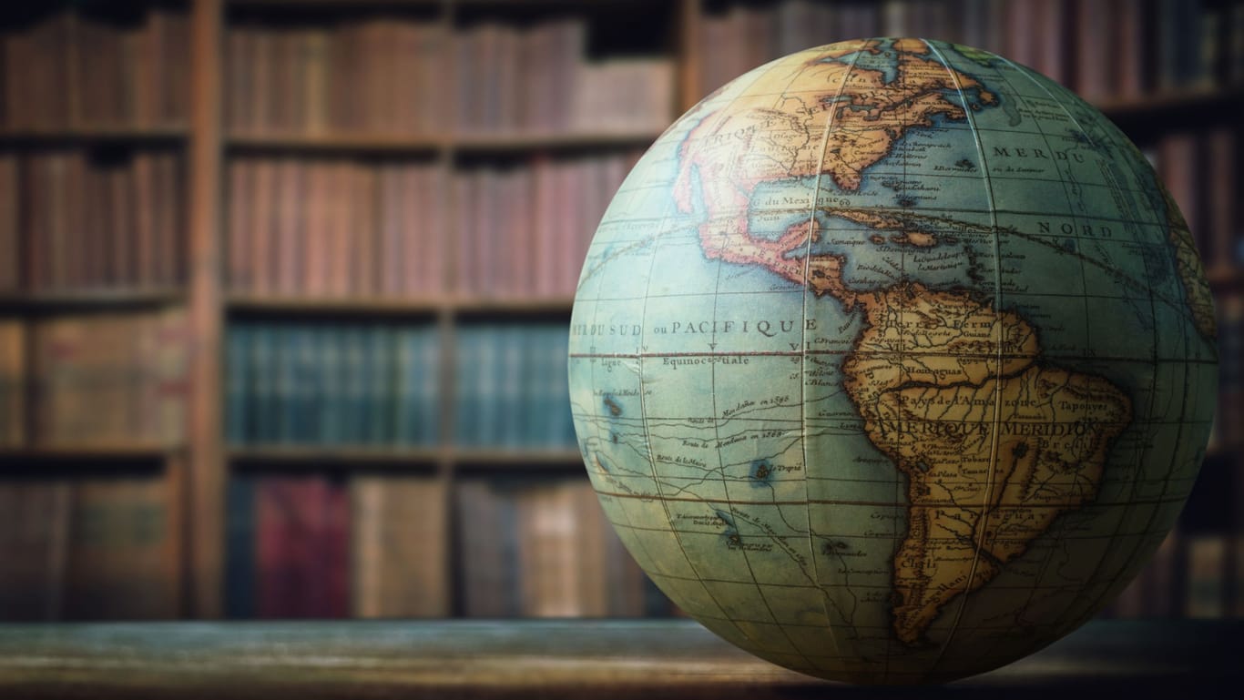 Alter Globus mit Bücherregal im Hintergrund