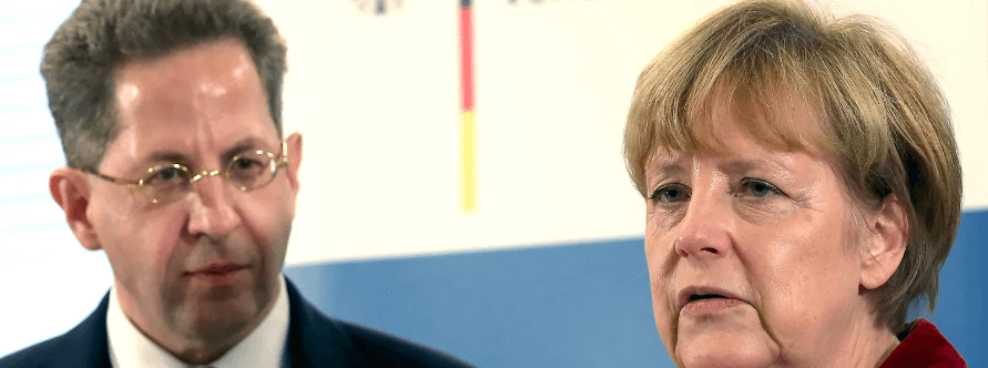 Köln, Deutschland. 31. Oktober 2014. German chancellor Angela Merkel (R) und der Präsident des Bundesamtes für den Schutz der Verfassung (BfV) Hans-Georg Maaßen (L) sprechen in der Geschäftsstelle des BfV in Köln, 31. Oktober 2014