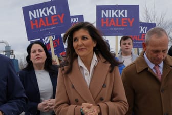 Nikki Haley, Bewerberin für die Präsidentschaftskandidatur der Republikaner: Sie kündigt an, bis Anfang März antreten zu wollen.