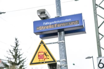 Eine Anzeigetafel an einem Bahnsteig weist auf den Streik hin (Archivbild).