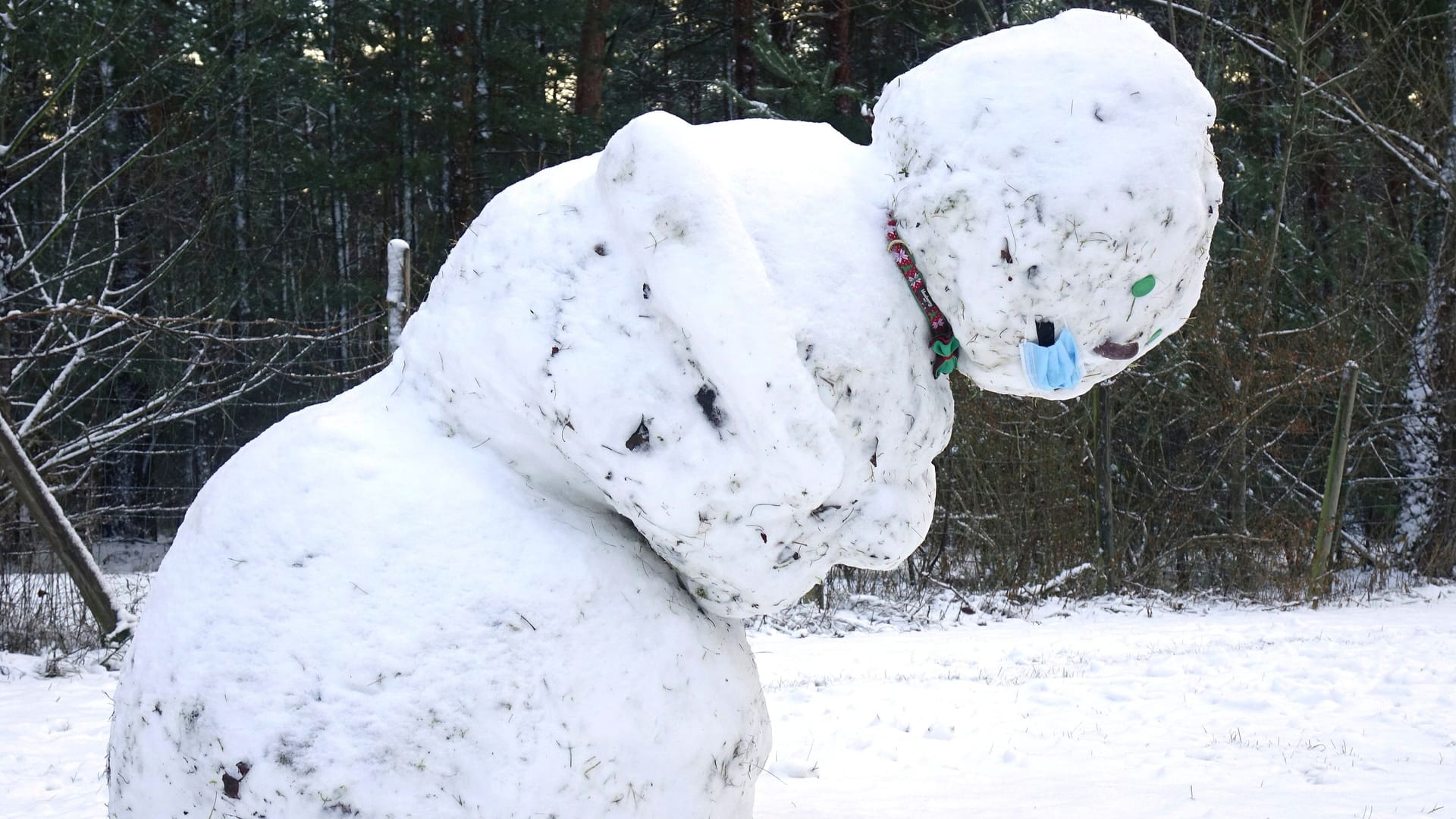 Ein Schneemann schmilzt langsam (Archivbild): Ihm geht es nun an den Kragen.