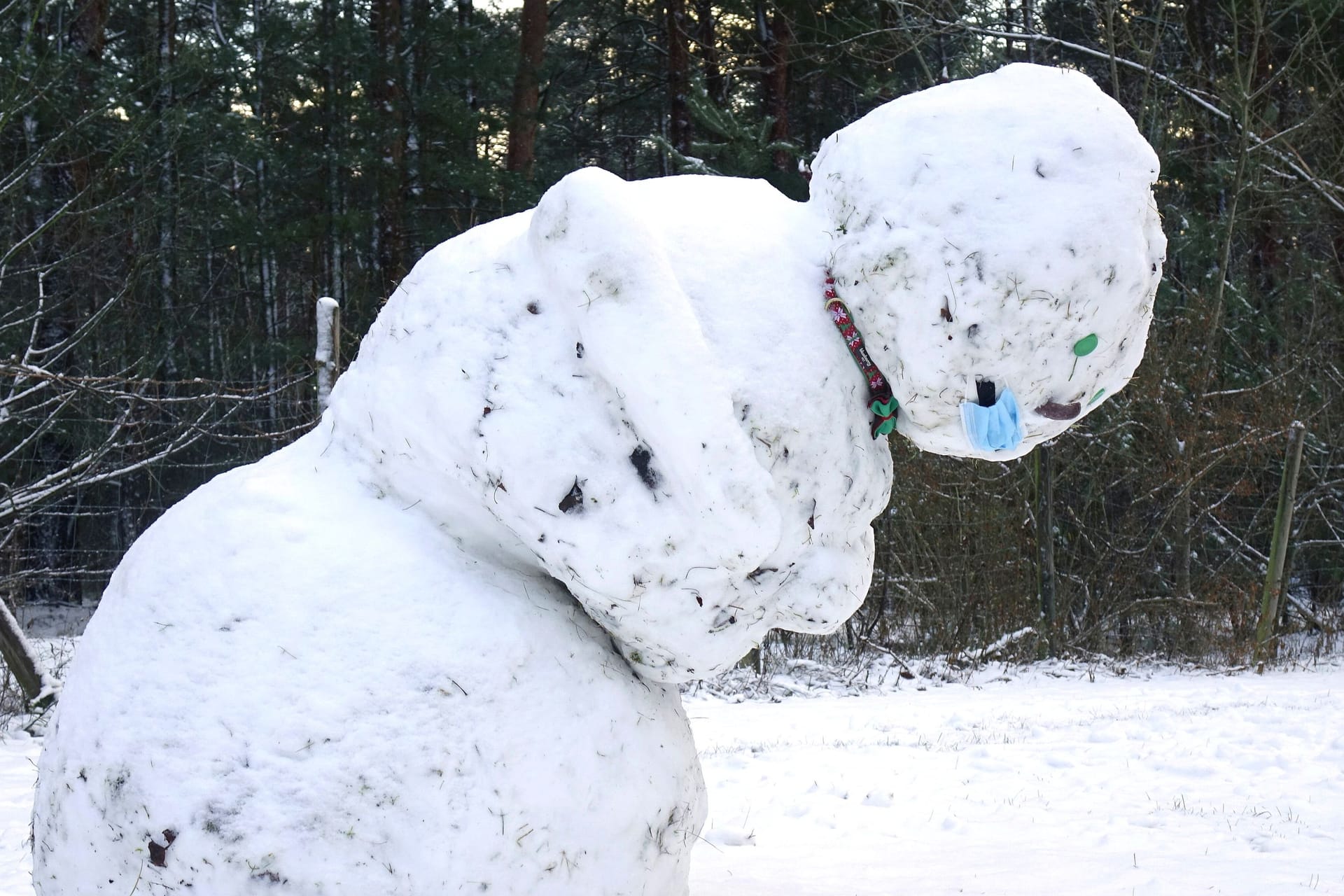 Ein Schneemann schmilzt langsam (Archivbild): Ihm geht es nun an den Kragen.