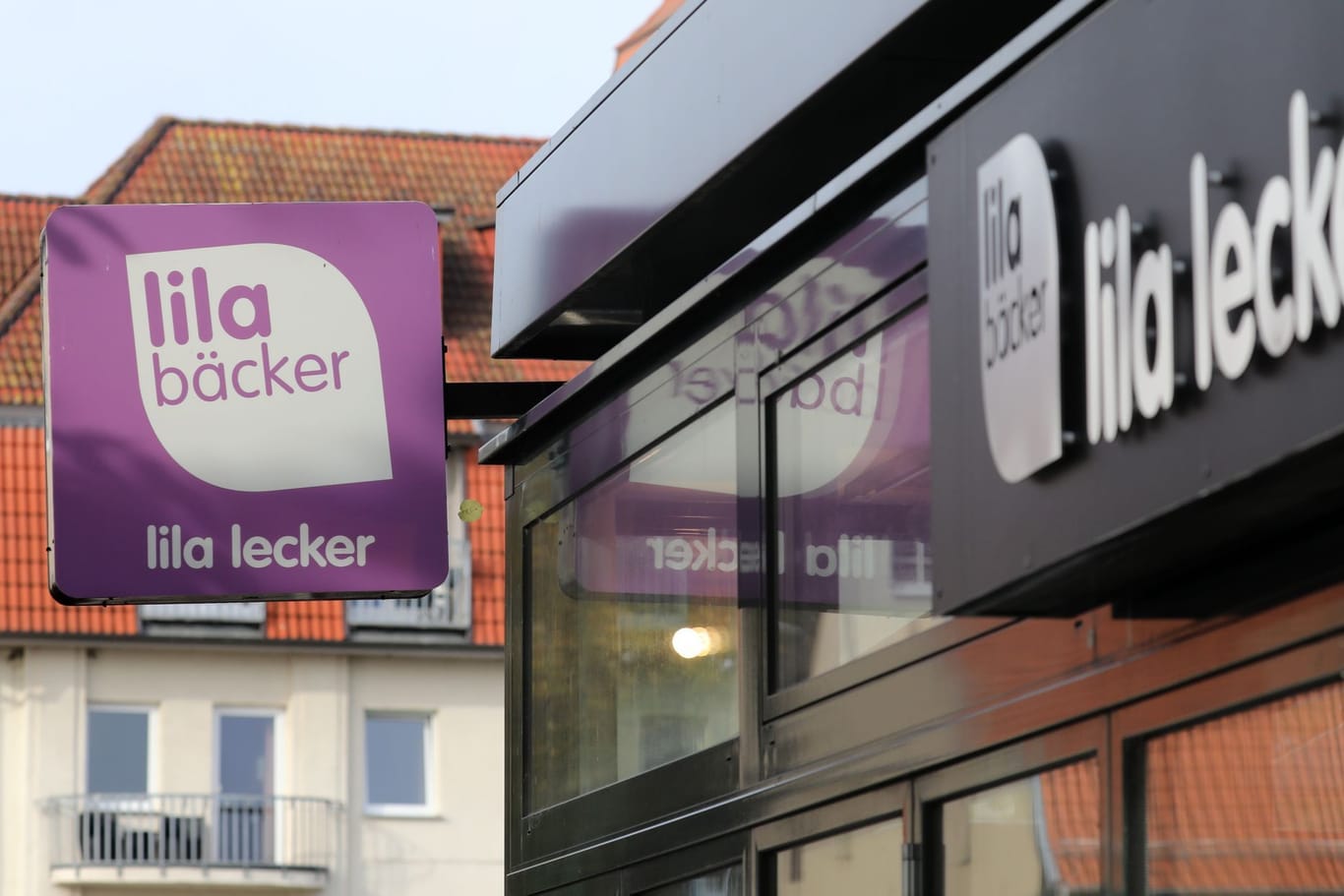Das Logo des Unternehmens Lila Bäcker mit dem Schriftzug 'lila lecker' an einer Filiale: Die insolvente Bäckerkette Lila Bäcker will ein Drittel seiner rund 230 Filialen schließen.