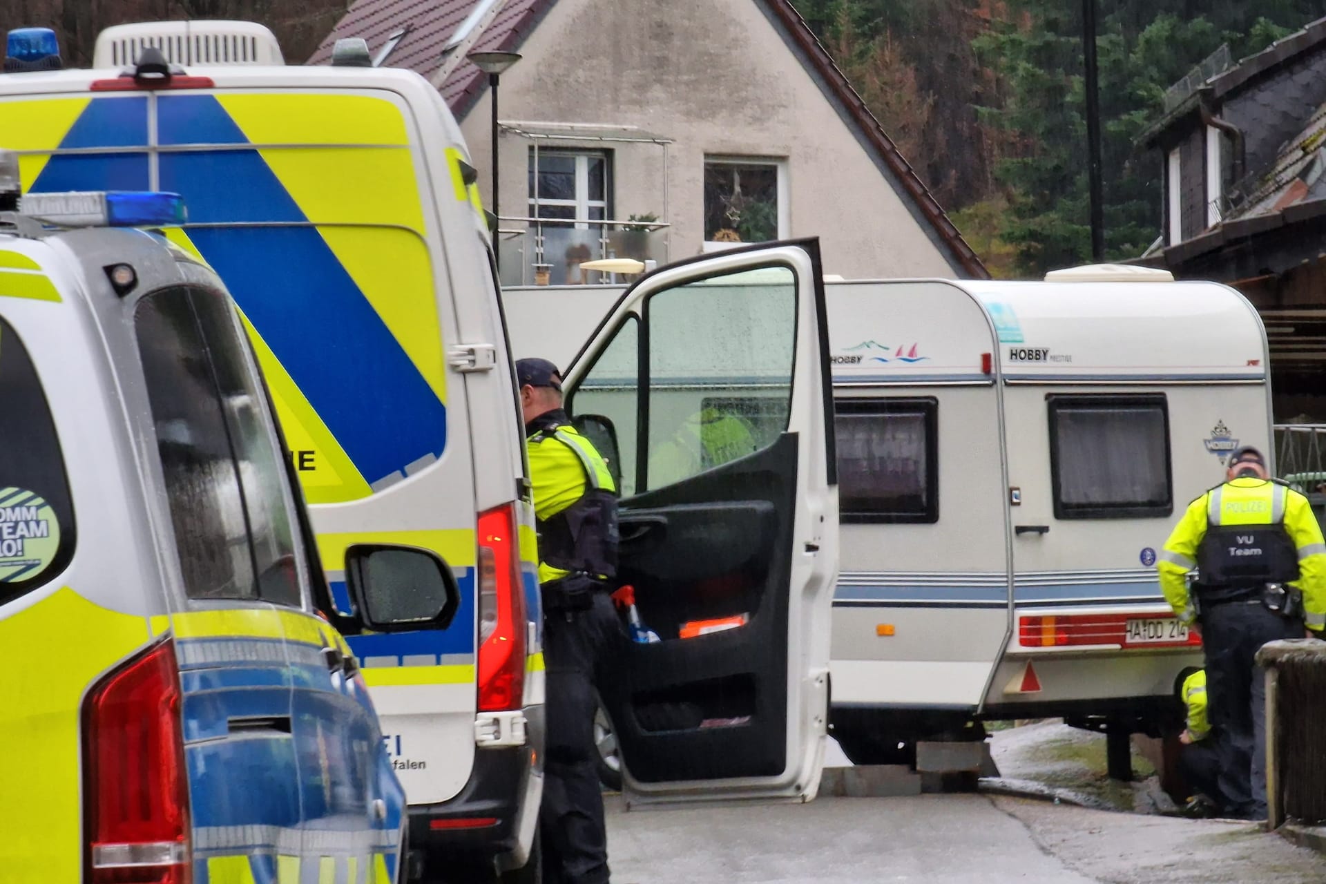 Einsatzkräfte der Polizei am Wohnwagen: Die Frau stand beim Rangieren hinter dem Wohnwagen.