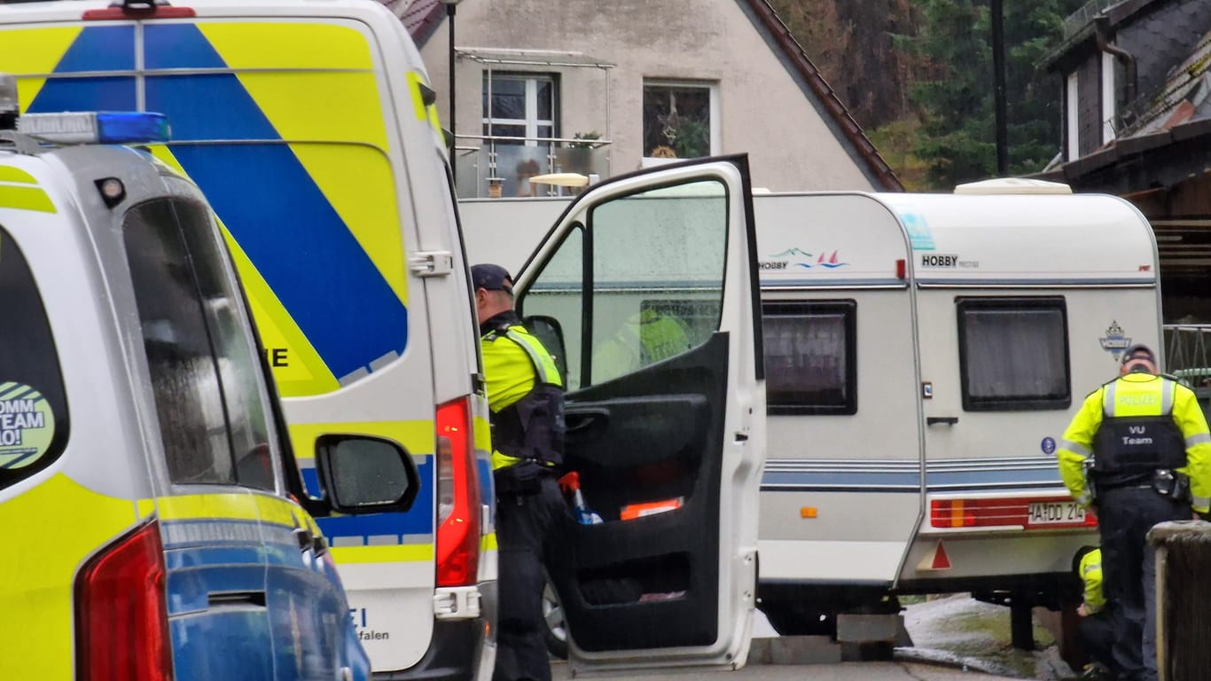 Einsatzkräfte der Polizei am Wohnwagen: Die Frau stand beim Rangieren hinter dem Wohnwagen.