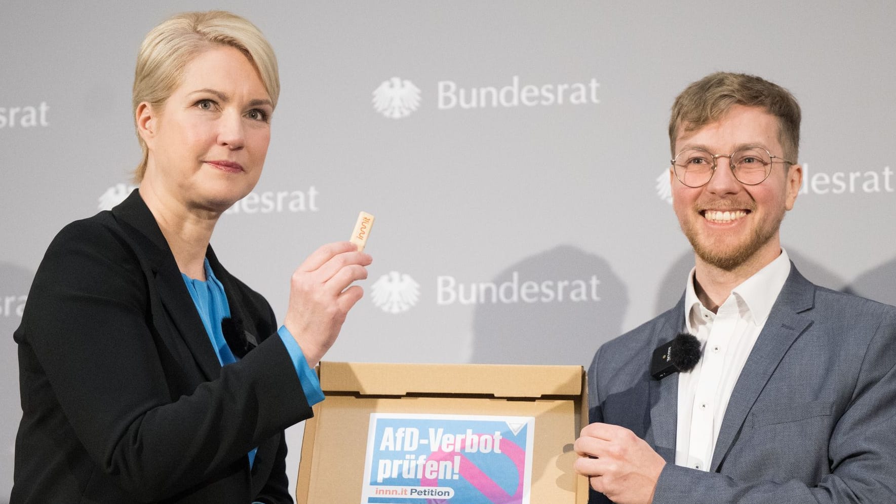 Thomas Laschyk (r), Chefredakteur und Geschäftsführer des Blogs "Volksverpetzer" und Manuela Schwesig: Rund 800.000 Menschen haben seit Start der Petition am 14. August 2023 auf der Petitionsplattform innn.it unterzeichnet.