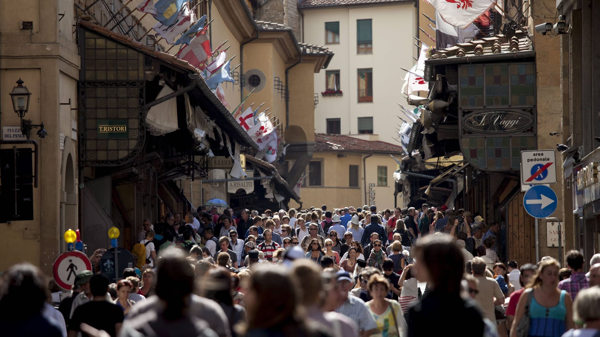 Vertrautes Bild in Florenz: Touristenströme walzen durch die Stadt (Archivbild).