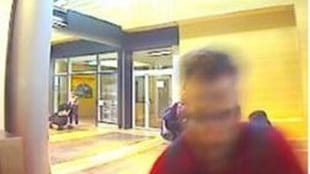 Der Täter stieß einen 53-Jährigen vom Automaten weg, während er auf die Geldausgabe wartete.
