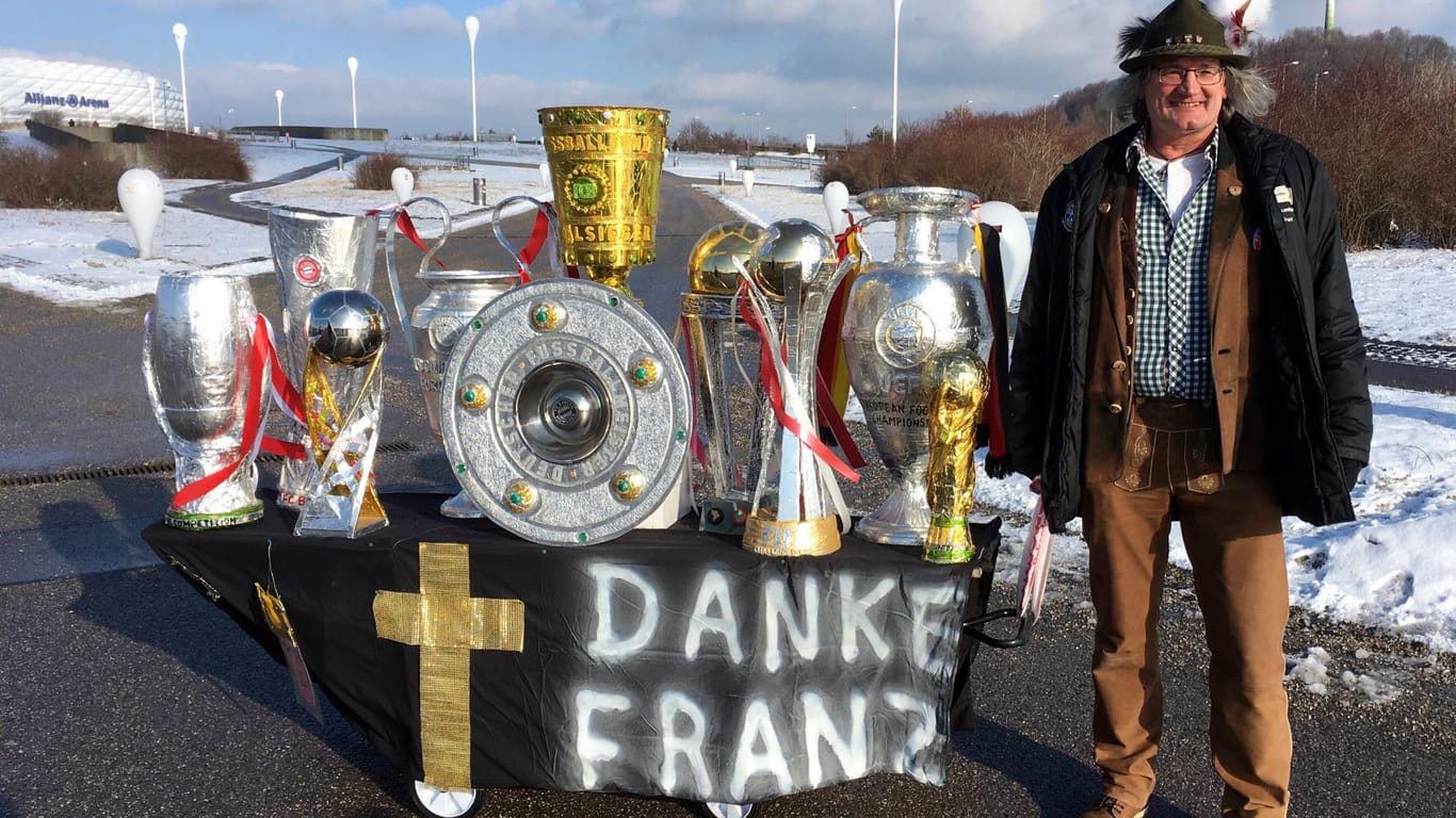 Edwin Stierl mit seinen nachgebauten Pokalen vor der Allianz Arena: Einer von vielen Fans, die am Freitag Abschied von Franz Beckenbauer nehmen.