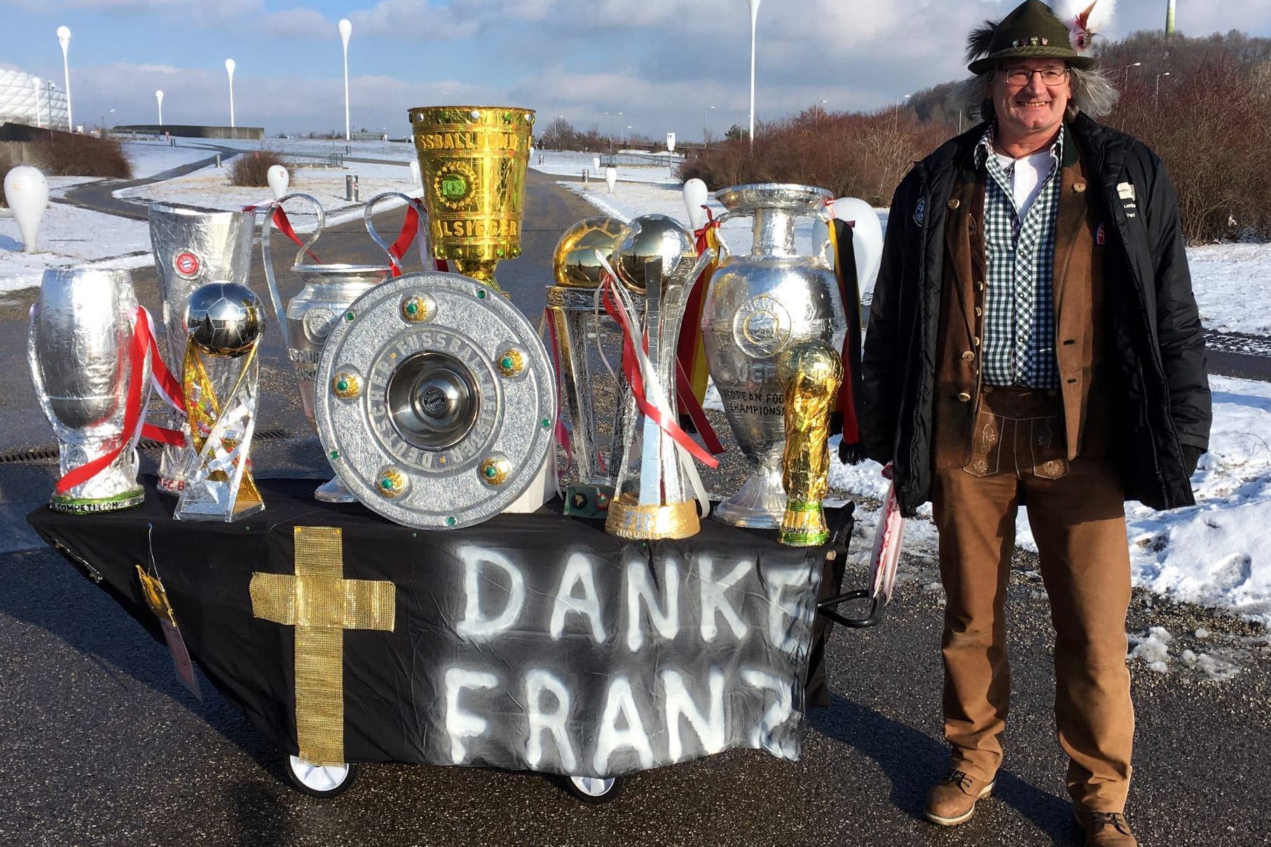 Edwin Stierl mit seinen nachgebauten Pokalen vor der Allianz Arena: Einer von vielen Fans, die am Freitag Abschied von Franz Beckenbauer nehmen.