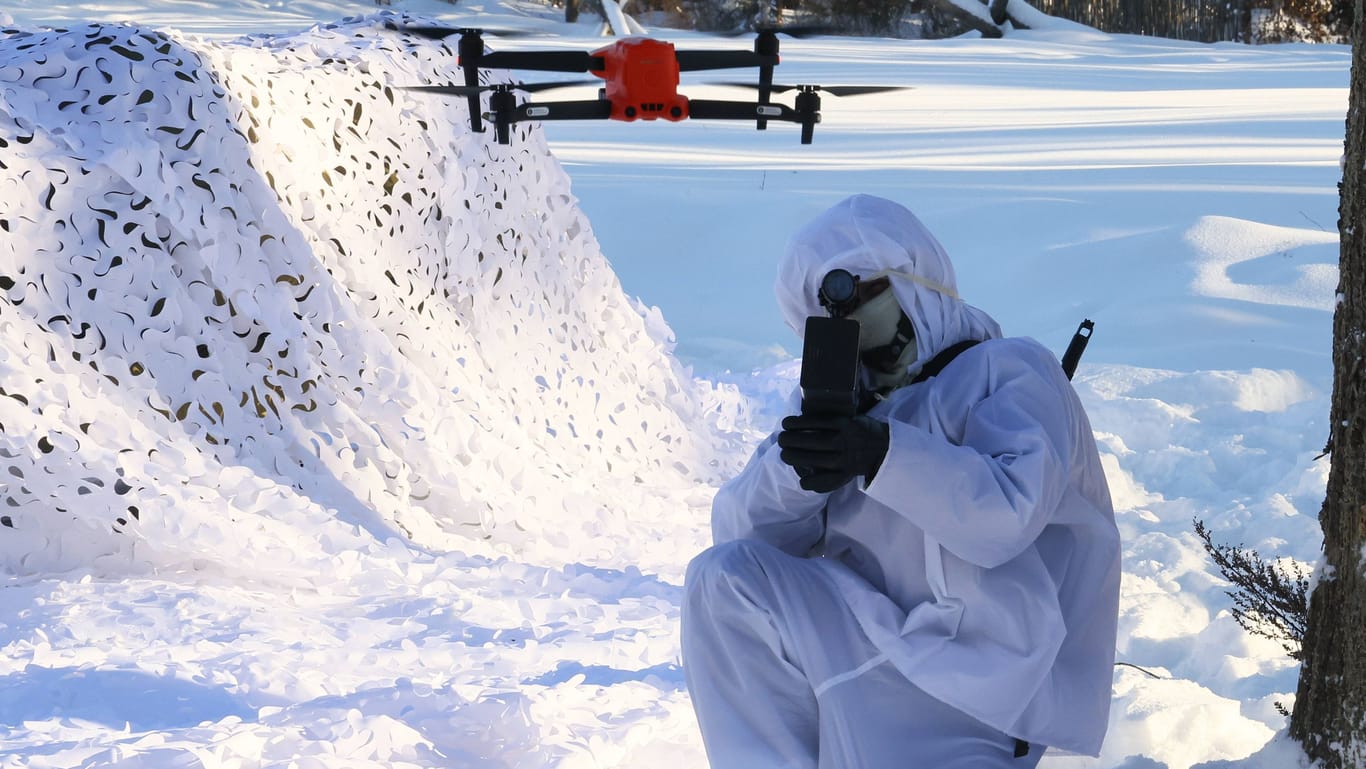 Russischer Soldat nutzt ein Antidrohnengewehr bei einer Militärübung (Symbolbild): Die niedrigen Temperaturen machen den Akkus der eingesetzten Drohnen zu schaffen.
