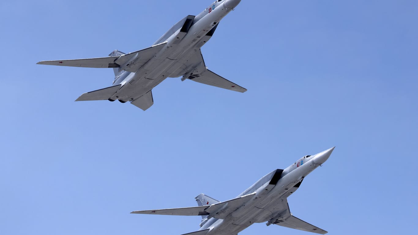 Russische Bomber des Typs Tu-22M3 (Archivbild): Sie fliegen auch immer wieder über der Ostsee.